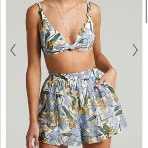 BENITA KNOT DETAIL MICRO CROP TOP IN IRIS FLORAL size 0, showpo